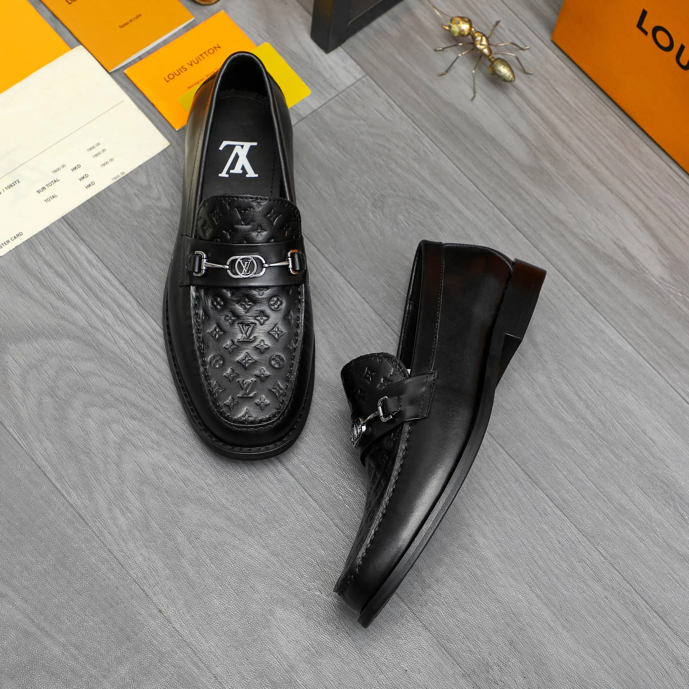 Men's shoes 💰p460 Product trademark: LV (Louis Vuitton) business slip-on leather shoes. Regular size: 38-45 (45 is custom-made and non-returnable) Product materials: Selected high-quality embossed cowhide upper, cowhide lining, original rubber outsole